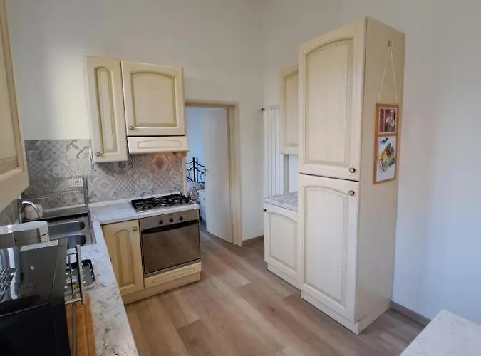 Lilli Elena ヴィアレッジョ